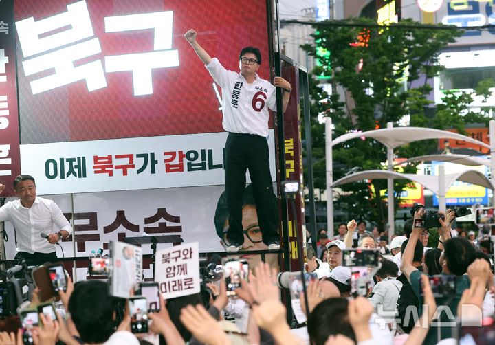  [부산=뉴시스] 하경민 기자 = 부산 북구갑 국회의원 보궐선거에 출마한 한동훈 무소속 후보가 2일 부산 북구 구포시장 앞에서 마지막 유세를 펼치고 있다. 2026.06.02. yulnetphoto@newsis.com