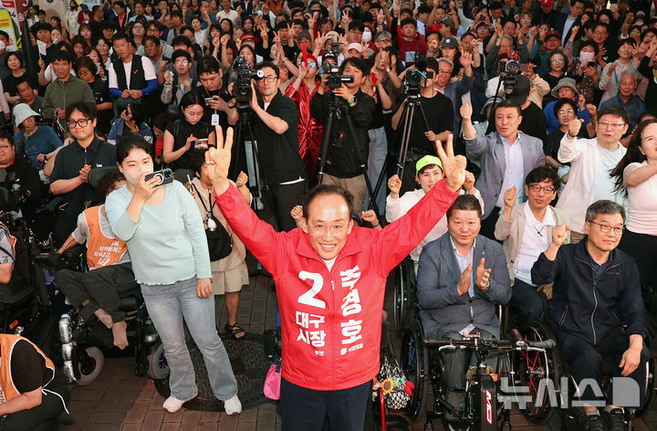 [대구=뉴시스] 이무열 기자 = 추경호 국민의힘 대구시장 후보가 2일 오후 대구 중구 동성로에서 막바지 유세를 펼치고 있다. 2026.06.02. lmy@newsis.com