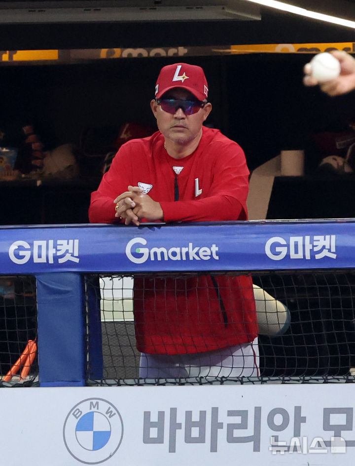 [인천=뉴시스] 배훈식 기자 = 2일 오후 인천 미추홀구 SSG 랜더스필드에서 열린 2026 신한 SOL KBO 리그 SSG 랜더스와 키움 히어로즈의 경기, 12연패 중인 SSG 이숭용 감독이 6회초 1-3으로 끌려가는 경기가 이어지자 굳은 표정으로 그라운드를 바라보고 있다. 2026.06.02. dahora83@newsis.com