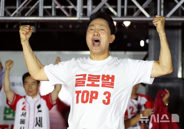 [서울=뉴시스] 전신 기자 = 오세훈 국민의힘 서울시장 후보가 2일 서울 서대문구 신촌역 스타광장에서 파이널 유세를 하며 지지를 호소하고 있다. 2026.06.02. photo1006@newsis.com