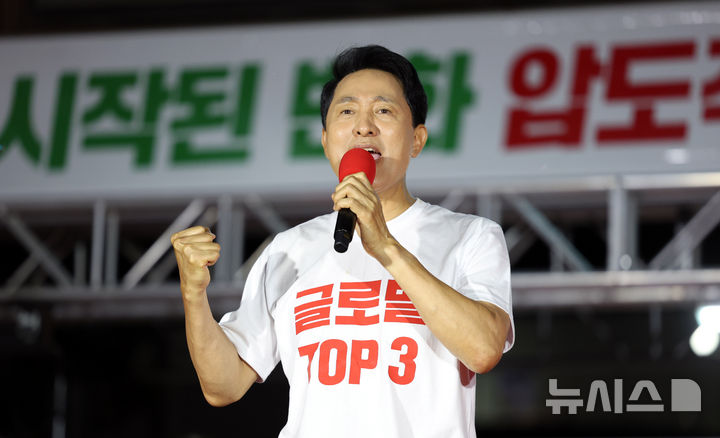 [서울=뉴시스] 전신 기자 = 오세훈 국민의힘 서울시장 후보가 지난 2일 서울 서대문구 신촌역 스타광장에서 파이널 유세를 하며 지지를 호소하고 있다. 2026.06.02. photo1006@newsis.com