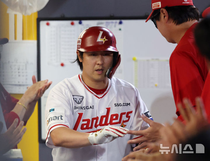 [인천=뉴시스] 배훈식 기자 = 2일 오후 인천 미추홀구 SSG 랜더스필드에서 열린 2026 신한 SOL KBO 리그 SSG 랜더스와 키움 히어로즈의 경기, 8회말 선두타자 SSG 최정이 추격의 솔로 홈런을 친 뒤 덕아웃에서 동료들의 축하를 받고 있다. 2026.06.02. dahora83@newsis.com