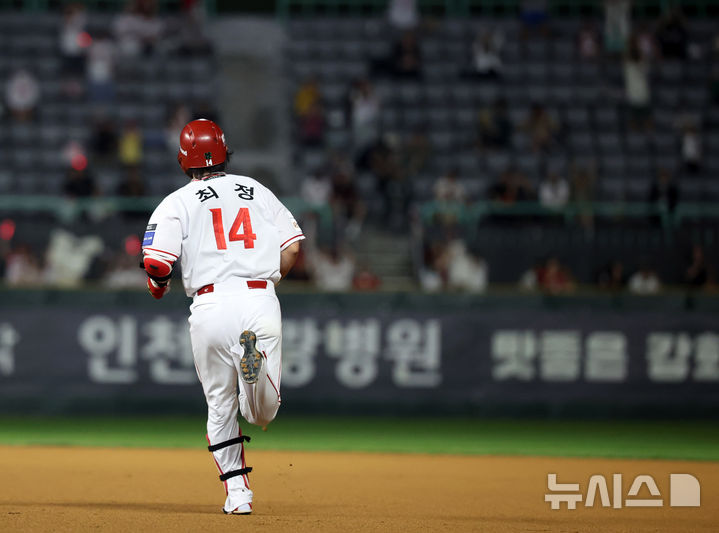 [인천=뉴시스] 배훈식 기자 = 2일 오후 인천 미추홀구 SSG 랜더스필드에서 열린 2026 신한 SOL KBO 리그 SSG 랜더스와 키움 히어로즈의 경기, 8회말 선두타자 SSG 최정이 추격의 솔로 홈런을 친 뒤 그라운드를 돌고 있다. 2026.06.02. dahora83@newsis.com
