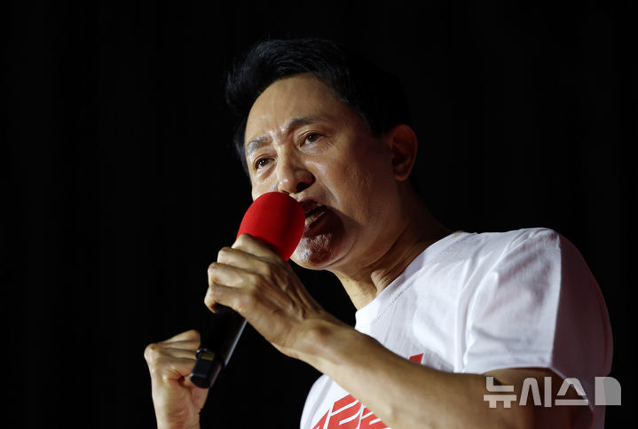 [서울=뉴시스] 전신 기자 = 오세훈 국민의힘 서울시장 후보가 2일 서울 서대문구 신촌역 스타광장에서 파이널 유세를 하며 지지를 호소하고 있다. 2026.06.02. photo1006@newsis.com