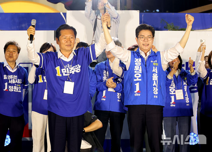 [서울=뉴시스] 김금보 기자 = 정원오 더불어민주당 서울시장 후보와 정청래 대표가 2일 오후 서울 중구 청계광장에서 열린 마지막 집중유세에서 두 손을 맞잡고 지지를 호소하고 있다. 2026.06.02. kgb@newsis.com