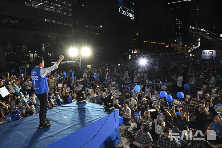 [서울=뉴시스] 김금보 기자 = 정원오 더불어민주당 서울시장 후보가 2일 오후 서울 중구 청계광장에서 열린 마지막 집중유세에서 지지를 호소하고 있다. (공동취재) 2026.06.02. photo@newsis.com