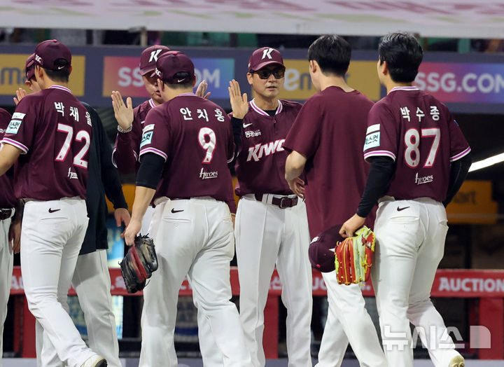[인천=뉴시스] 배훈식 기자 = 2일 오후 인천 미추홀구 SSG 랜더스필드에서 열린 2026 신한 SOL KBO 리그 SSG 랜더스와 키움 히어로즈의 경기, 12-6 으로 승리를 거두며 8연패를 끊어낸 키움 설종진 감독이 선수들과 하이파이브를 하고 있다. 2026.06.02. dahora83@newsis.com
