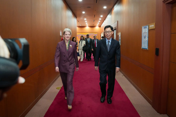 [서울=뉴시스] 권창회 기자 = 박윤주(오른쪽) 외교부 1차관과 앨리슨 후커 미 국무부 정무차관이 2일 서울 종로구 외교부 청사에서 열린 조인트 팩트시트 안보 분야 1일차 후속협의에서 이동하고 있다. (사진=외교부 제공) 2026.06.02. photo@newsis.com *재판매 및 DB 금지