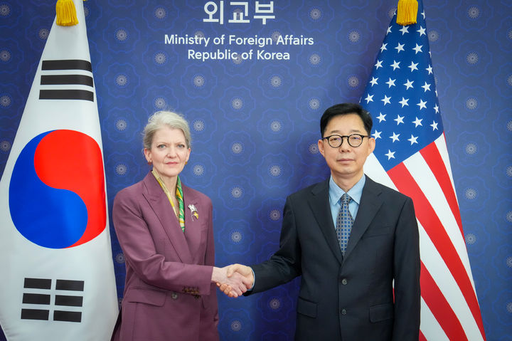 [서울=뉴시스] 권창회 기자 = 박윤주(오른쪽) 외교부 1차관과 앨리슨 후커 미 국무부 정무차관이 2일 서울 종로구 외교부 청사에서 열린 조인트 팩트시트 안보 분야 1일차 후속협의에서 악수하고 있다. (사진=외교부 제공) 2026.06.02. photo@newsis.com *재판매 및 DB 금지