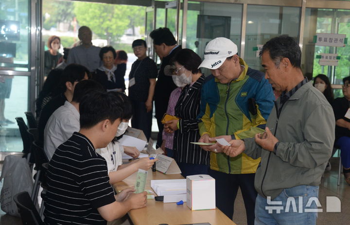 [전주=뉴시스] 김얼 기자 = 제9회 전국동시지방선거일인 3일 전북 전주시 완산구 평화동 전주남중학교에 마련된 평화1동 제2투표소에서 유권자들이 투표를 하기 위해 줄지어 서 있다. 2026.06.03. pmkeul@newsis.com