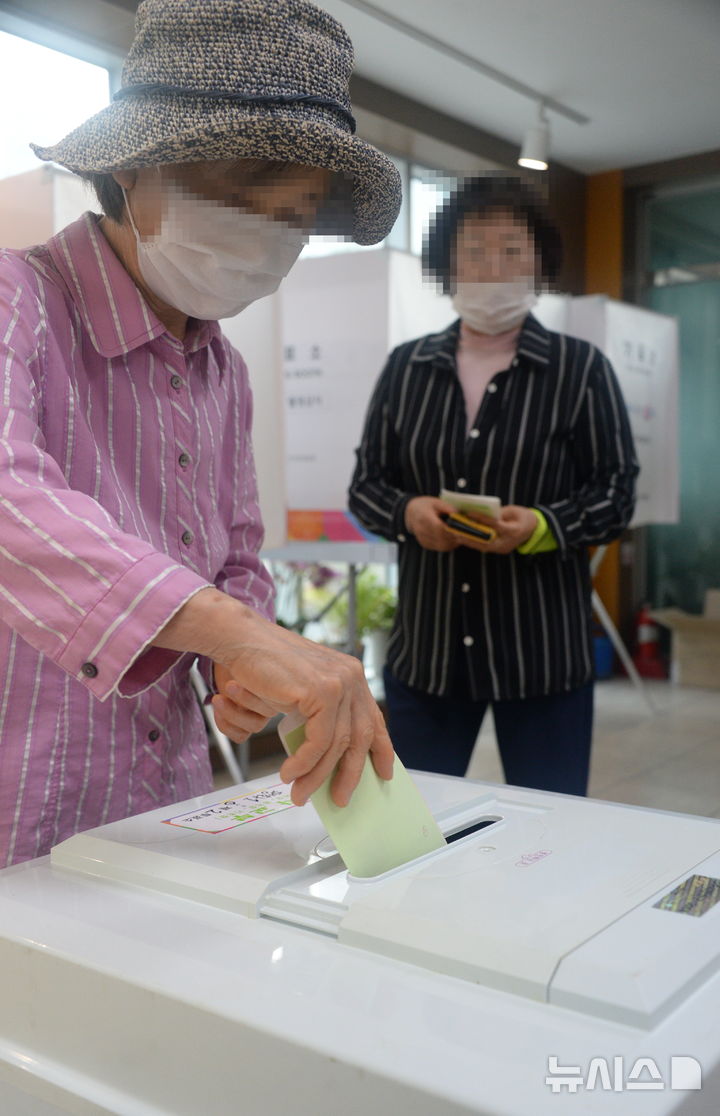 [전주=뉴시스] 김얼 기자 = 제9회 전국동시지방선거일인 3일 전북 전주시 완산구 평화동 전주남중학교에 마련된 평화1동 제2투표소에서 유권자들이 투표를 하고 있다. 2026.06.03. pmkeul@newsis.com