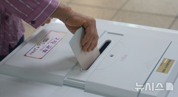 [전주=뉴시스] 김얼 기자 = 제9회 전국동시지방선거일인 3일 전북 전주시 완산구 평화동 전주남중학교에 마련된 평화1동 제2투표소에서 유권자들이 투표를 하고 있다. 2026.06.03. pmkeul@newsis.com
