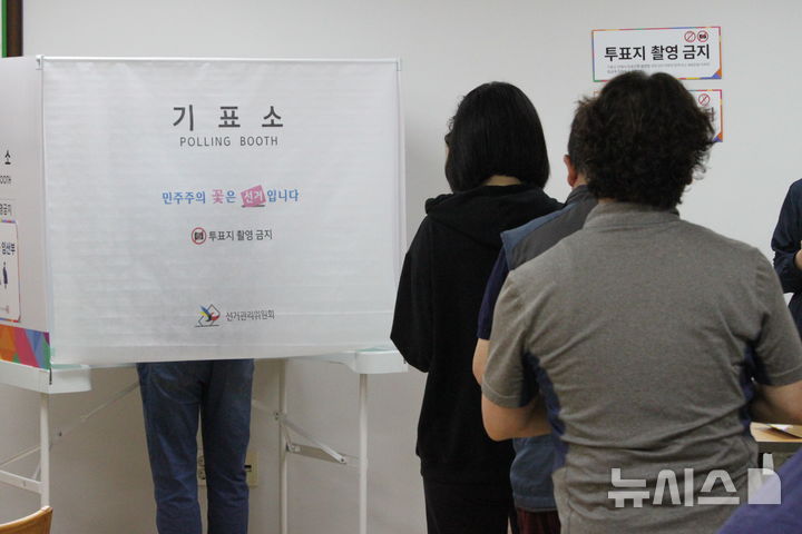 [천안=뉴시스] 최영민 기자=제9회 전국동시지방선거일인 3일 충남 천안시 백석동 제6투표소를 찾은 시민들이 이른 시간부터 투표소를 찾았다. 2026.06.03 ymchoi@newsis.com