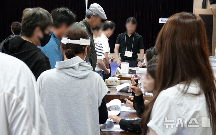 [제주=뉴시스] 오영재 기자 = 제9회 전국동시지방선거 본투표 날인 3일 오전 제주시 연동 제주도의회에 마련된 연동제1투표소에서 주민들이 기표 절차를 밟고 있다. 2026.06.03. oyj4343@newsis.com