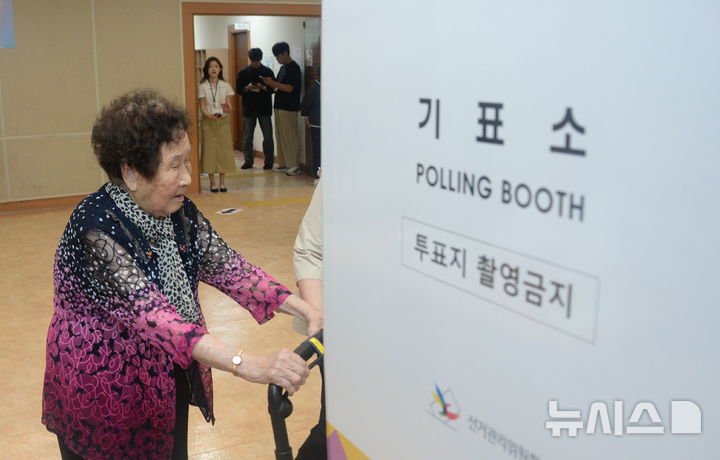 [전주=뉴시스] 김얼 기자 = 제9회 전국동시지방선거일인 3일 전북 전주시 완산구 삼천동 삼천3동 주민센터에 마련된 삼천3동 제1투표소에서 전주시 최고령자 유권자인 김계순(1920년생) 할머니가 투표를 하기 위해 기표소로 들어서고 있다. 2026.06.03. pmkeul@newsis.com