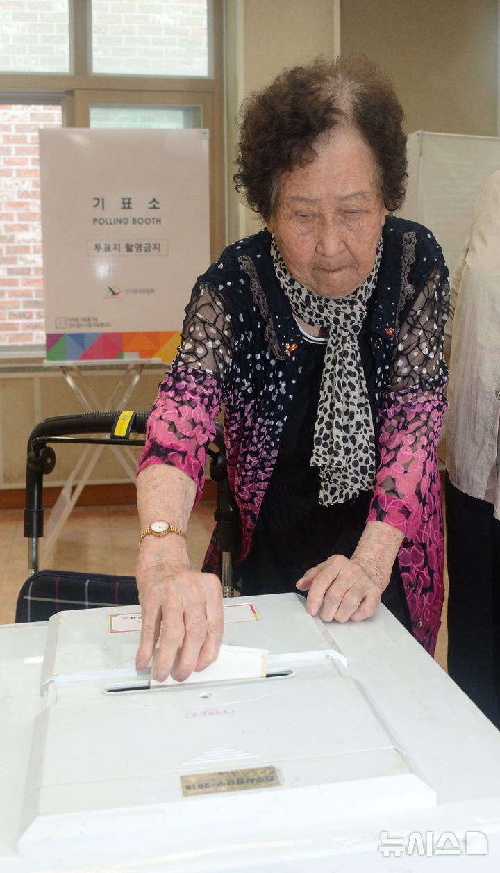 [전주=뉴시스] 김얼 기자 = 제9회 전국동시지방선거일인 3일 전북 전주시 완산구 삼천동 삼천3동 주민센터에 마련된 삼천3동 제1투표소에서 전주시 최고령자 유권자인 김계순(1920년생) 할머니가 투표를 하고 있다. 2026.06.03. pmkeul@newsis.com