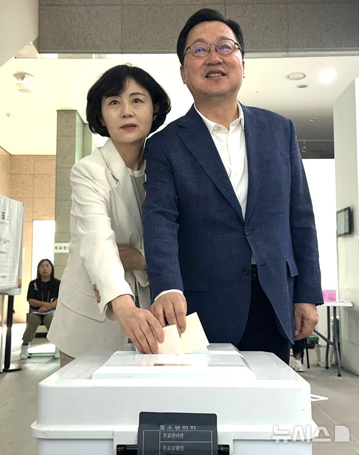 [대전=뉴시스] 김도현 기자 = 이장우 국민의힘 대전시장 후보가 3일 오전 동구 대전전통나래관에 마련된 중앙동 제2투표소에서 부인 김세원씨와 함께 투표를 하고 있다. 2026.06.03. kdh1917@newsis.com