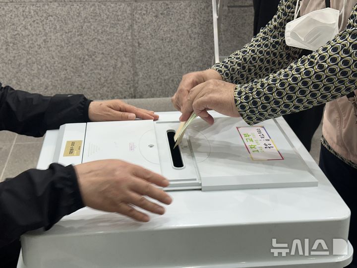 [대전=뉴시스] 김도현 기자 = 제9회 전국동시지방선거 본투표가 치러지는 3일 오전 대전 동구 소제동 전통나래관 1층에 마련된 투표소에서 한 유권자가 소중한 한 표를 행사하고 있다. 2026.06.03. kdh1917@newsis.com