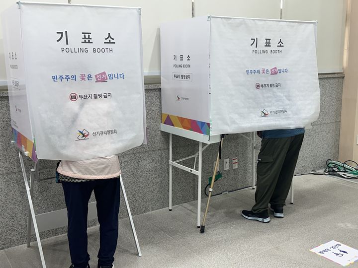 [대전=뉴시스] 김도현 기자 = 제9회 전국동시지방선거 본투표가 치러지는 3일 오전 대전 동구 소제동 전통나래관 1층에 마련된 투표소에서 유권자들이 소중한 한 표를 행사하고 있다. 2026.06.03. kdh1917@newsis.com *재판매 및 DB 금지