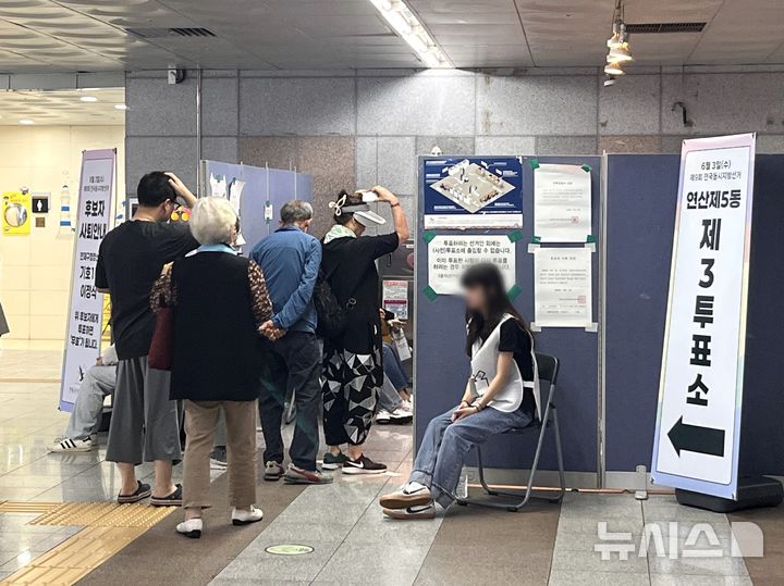 [부산=뉴시스] 이아름 기자 = 3일 부산 도시철도 연산역 지하 1층 대합실 한켠에 마련된 투표소에 시민들이 줄을 서 있다. 2026.06.03. aha@newsis.com