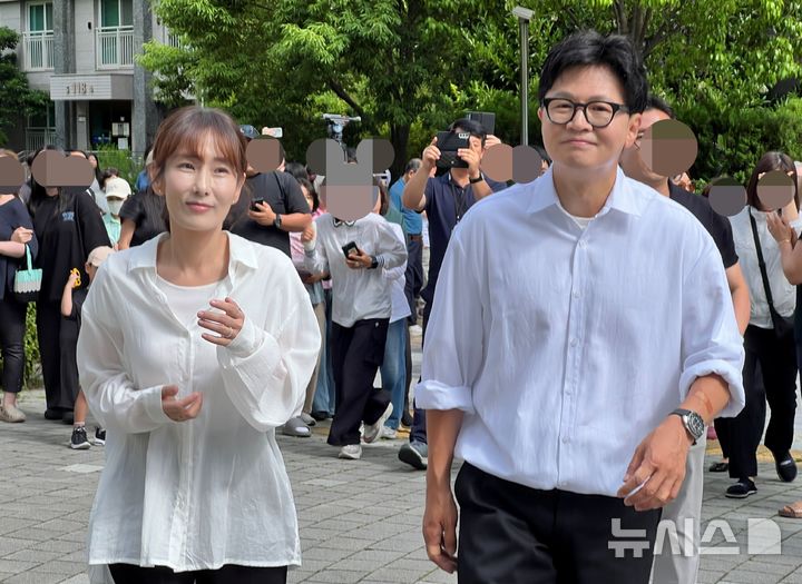 [부산=뉴시스] 원동화 기자 = 한동훈 무소속 부산 북구갑 국회의원 보궐선거 후보(오른쪽)와 배우자인 진은정 변호사가 3일 부산 북구 만덕제2동 제6투표소로 걸어가고 있다. 한 후보는 사전투표를 했으며, 본투표는 진 변호사만 진행했다. 2026.06.03. dhwon@newsis.com