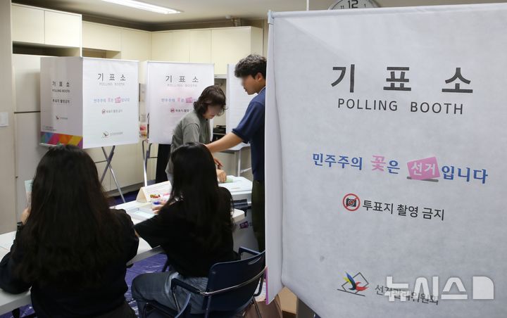 [청주=뉴시스] 서주영 기자 = 제9회 전국동시지방선거일인 3일 오전 청주시 남광하우스스토리아파트 A단지 경로당에 마련된 율량사천동 제11투표소에서 시민들이 투표하고 있다. 2026.06.03. juyeong@newsis.com