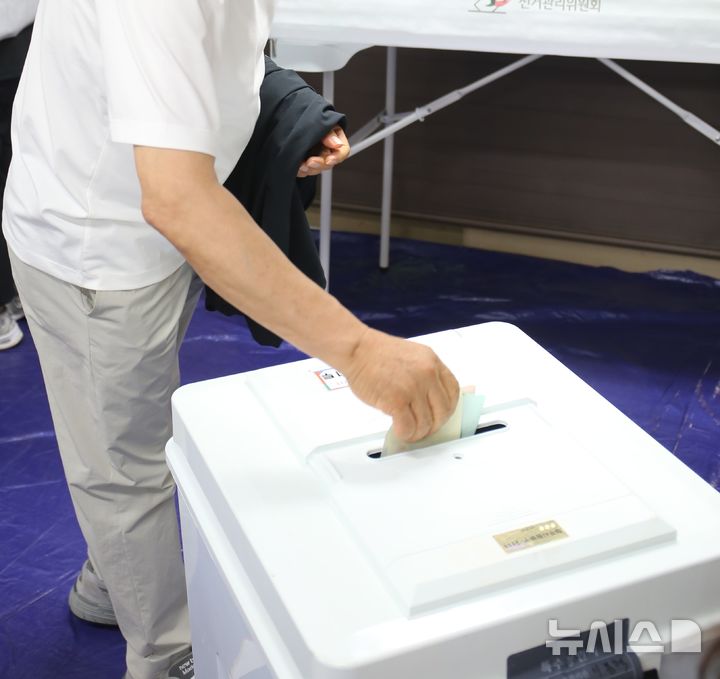 [청주=뉴시스] 서주영 기자 = 제9회 전국동시지방선거일인 3일 오전 청주시 남광하우스스토리아파트 A단지 경로당에 마련된 율량사천동 제11투표소에서 한 시민이 투표를 하고 있다. 2026.06.03. juyeong@newsis.com