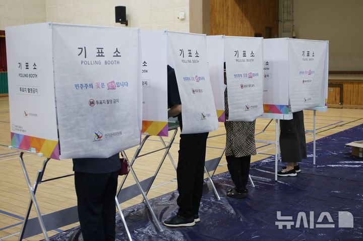 [청주=뉴시스] 박은수 기자 = 제9대 전국동시지방선거일인 3일 충북 청주시 운천동 운천초등학교에 마련된 투표소에서 시민들이 투표를 하고 있다. 2026.06.03. mercurypark@newsis.com