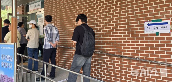[의정부=뉴시스] 송주현 기자 = 제9회 전국동시지방선거 본 투표가 3일 오전 6시부터 일제히 시작된 가운데 경기 의정부시 신곡1동 제7투표소를 찾은 시민들이 소중한 한 표를 행사하기 위해 줄 서 있다. 2026.06.03 atia@newsis.com 