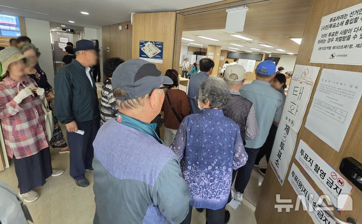 [울산=뉴시스] 박수지 기자 = 울산 중구 태화동 제3투표소가 설치된 동강병원에 3일 유권자들이 투표를 위해 줄을 서고 있다. 2026.06.03. photo@newsis.com