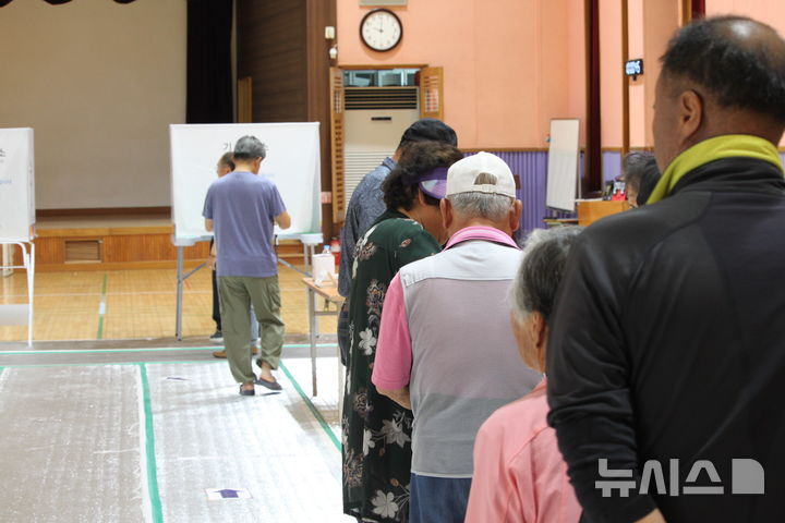 [천안=뉴시스] 최영민 기자=제9회 전국동시지방선거일은 3일 충남 천안시 수신면 제1투표소(수신초등학교)에서 지역에 거주하는 다수의 어르신들이 방문해 자신의 소중한 한표를 행사하고 있다. 2026.06.03 ymchoi@newsis.com