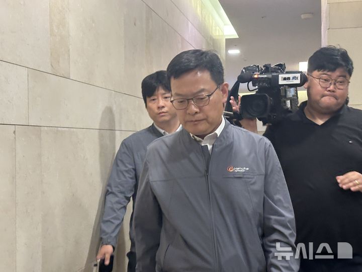 [대전=뉴시스] 김도현 기자 = 한화에어로스페이스 손재일 대표가 3일 대전 유성구 대전선병원 장례식장을 찾아 유족을 만난 뒤 이동하고 있다. 2026.06.03. kdh1917@newsis.com