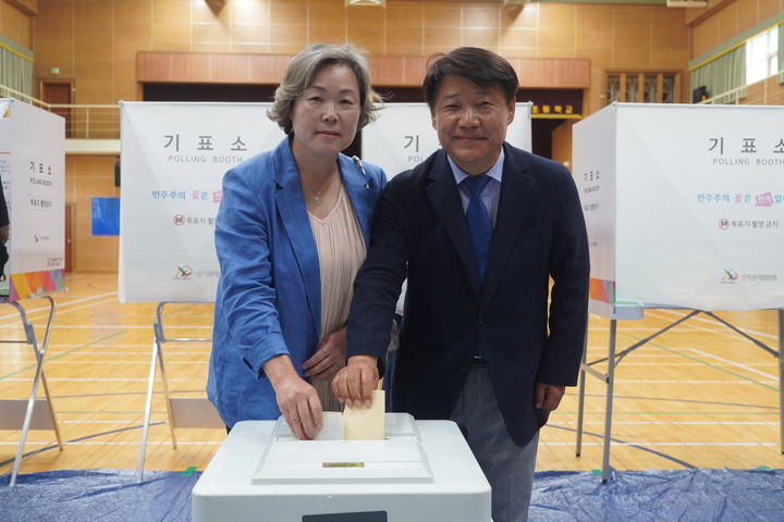 [대구=뉴시스] 박준 기자=임성무(오른쪽) 대구시교육감 후보가 3일 오전 대구 도원초등학교에 마련된 투표소를 찾아 투표를 하고 있다. 2026.06.03.(사진=임성무 대구교육감 후보 선거캠프 제공) photo@newsis.com *재판매 및 DB 금지