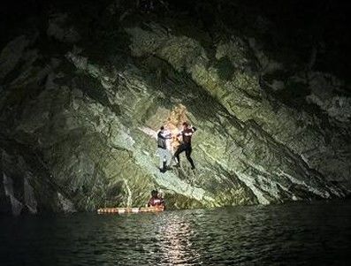 [태안=뉴시스]태안경찰서 구조대원이 갯바위 고립자를 구조하고 있다. (사진=태안경찰서 제공) 2026. 06. 03 photo@newsis.com *재판매 및 DB 금지