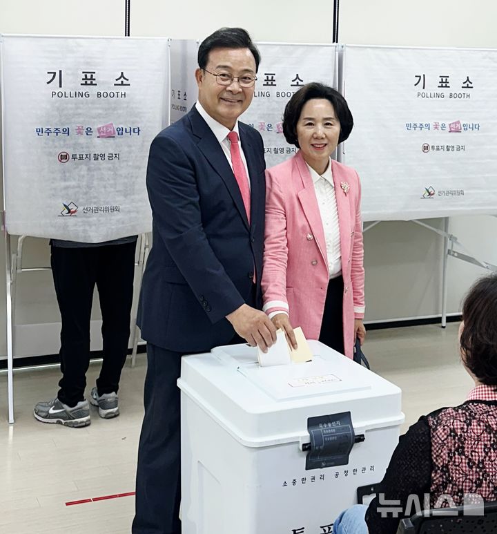 [의왕=뉴시스] 배우자와 투표하는 김성제 의왕시장 후보.(사진=선거사무소 제공).2026.06.03. photo@newsis.com