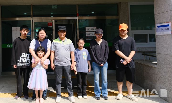 [영동=뉴시스] 충북 영동군 영동군 심천면 '9남매 가족' 구성원 중 5명이 3일 오전 심천면 제1투표소(심천면민복지회관)에서 인증샷을 남기고 있다. (사진=독자 제공) 2026.06.03. photo@newsis.com *재판매 및 DB 금지