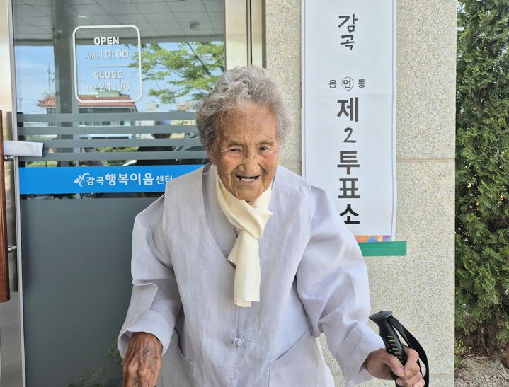 음성군 감곡면 행복이음센터 투표소에서 주권을 행사한 한옥련(102) 할머니.(사진=독자제공) *재판매 및 DB 금지