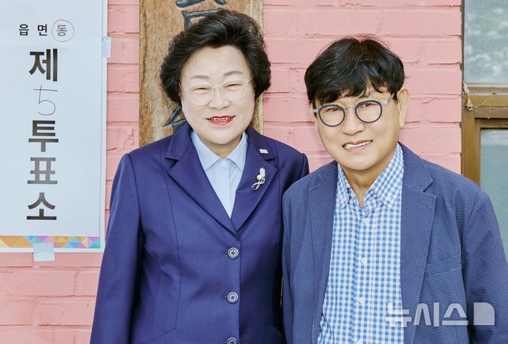 [이천=뉴시스] 국민의힘 김경희 이천시장 후보가 투표를 완료한 후 투표소에서 배우자와 기념촬영을 하고 있다(사진=김경희 후보선거사무실 제공) 2026.06.03.photo@newsis.com