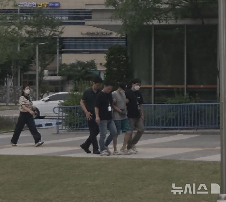 [서울=뉴시스] 조수원 기자 =교제 중인 여성을 흉기로 살해한 혐의를 받는 20대 남성이 구속 전 피의자심문(영장실질심사)를 받기 위해 3일 법원에 도착했다.2026.06.03. tide1@newsis.com