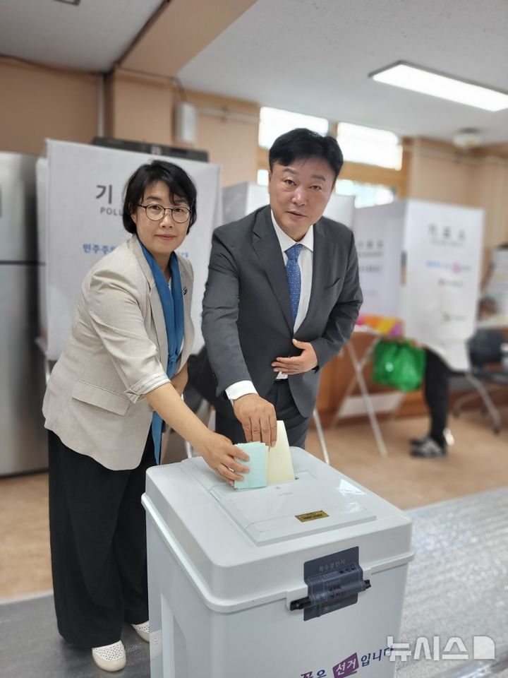 [이천=뉴시스] 더불어민주당 성수석 경기 이천시장 후보가 3일 설봉초등학교에 마련된 투표소에서 배우자와 함께 투표하고 있다 (사진=성수석 후보 선거사무실 제공) 2026.06.03.photo@newsis.com