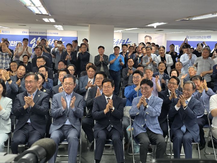 [인천=뉴시스] 전예준 기자 = 더불어민주당 박찬대 인천시장 후보와 지지자들이 3일 인천 미추홀구 박 후보 선거캠프에서 출구조사 결과를 보면서 환호하고 있다. 2026.06.03. kok@newsis.com *재판매 및 DB 금지