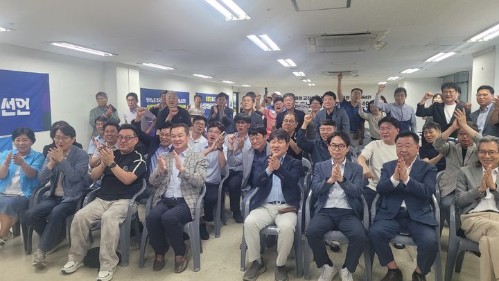 [천안=뉴시스] 최영민 기자=3일 오후 6시 방송 3사 출구조사 결과가 발표되자 이병도 충남교육감 캠프 관계자들이 환호하고 있다. 2026.06.03 ymchoi@newsis.com *재판매 및 DB 금지