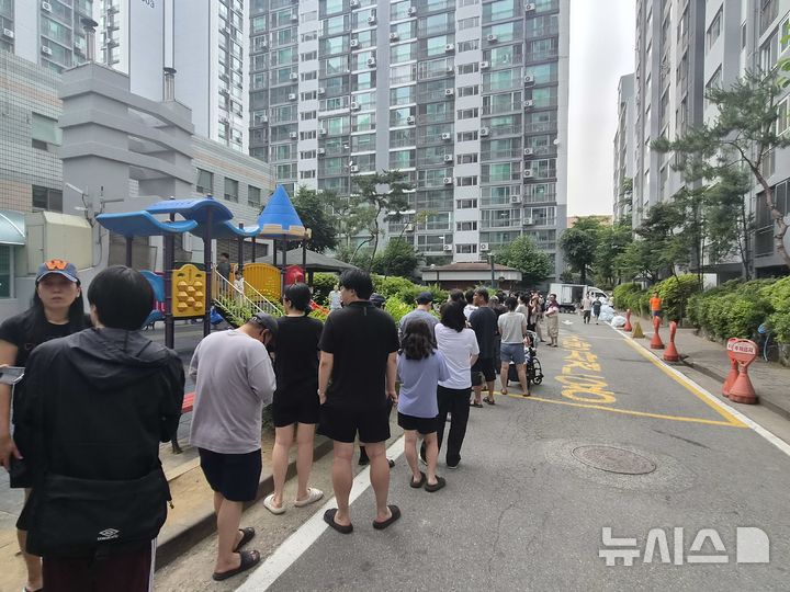 [서울=뉴시스]제9회 전국동시지방선거일인 3일 서울 송파구 가락2동 제3투표소에서 투표용지 부족으로 유권자들이 길게 줄을 선 채 투표를 기다리고 있다. 2026.06.03 tide1@newsis.com