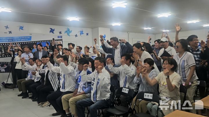 [평택=뉴시스] 3일 개표방송을 지켜보던 경기 평택을 국회의원 재선거 조국혁신당 조국 후보 선거사무실 관계자들이 일제히 환호하고 있는 모습. 2026.06.03. newswith01@newsis.com
