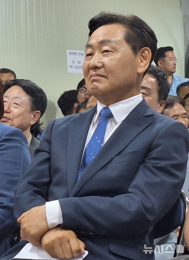 [전주=뉴시스] 김얼 기자 = 김관영(무소속) 전북특별자치도지사 후보가 3일 전북 전주시 김관영 전북특별자치도지사 후보 선거사무실에서 개표방송을 시청하고 있다. 2026.06.03. pmkeul@newsis.com