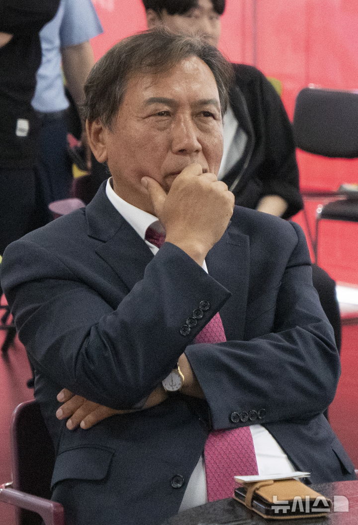 [전주=뉴시스] 김얼 기자 = 국민의힘 양정무 전북특별자치도지사 후보가 3일 전북 전주시 양정무 전북특별자치도지사 후보 선거사무실에서 개표방송을 시청하고 있다. 2026.06.03. pmkeul@newsis.com