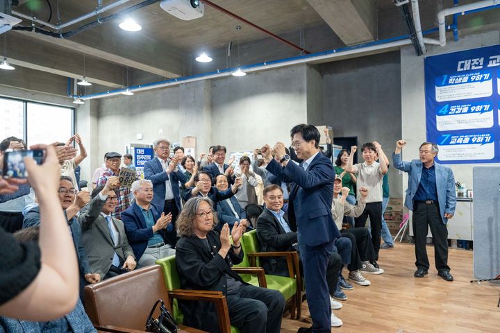 [대전=뉴시스] KBS와 MBC, SBS 등 지상파 방송 3사의 제9회 전국동시지방선거 출구조사에서 성광진 후보가 대전시교육감 선거에서 1위를 차지한 것으로 나오자 성 후보와 지자들이 기뻐하고 있다. (사진=성 후보 캠프 제공) 2026.6.03 *재판매 및 DB 금지