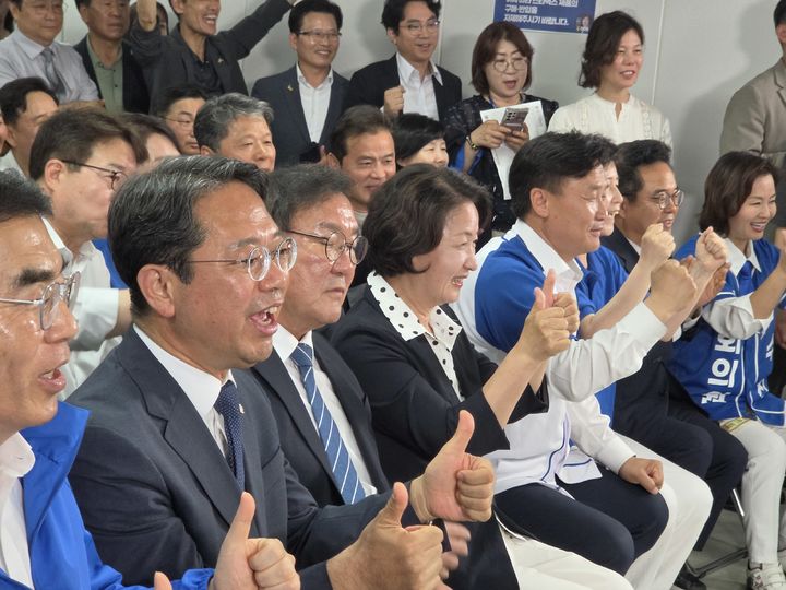 [수원=뉴시스] 이병희 기자 = 추미애 더불어민주당 경기도지사 후보가 3일 오후 지상파 방송3사 출구조사 결과를 보고 환호하고 있다. 2026.06.03. iambh@newsis.com *재판매 및 DB 금지