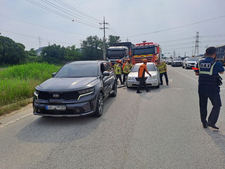 [정읍=뉴시스] 3일 오후 3시35분께 전북 정읍시 용계동의 한 도로에서 25t 트럭과 승용차, 스포츠유틸리티차량(SUV), 1t 트럭 등 차량 4대가 연달아 부딪혀 소방대원이 현장 정리에 나서고 있다. (사진=전북도소방본부 제공) 2025.06.03. photo@newsis.com *재판매 및 DB 금지