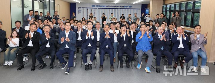 [전주=뉴시스] 김얼 기자 = 더불어민주당 전북특별자치도당 윤준병(가운데) 위원장을 비롯한 관계자들이 3일 전북 전주시 더불어민주당 전북특별자치도당에서 개표방송을 시청하고 있다. 2026.06.03. pmkeul@newsis.com